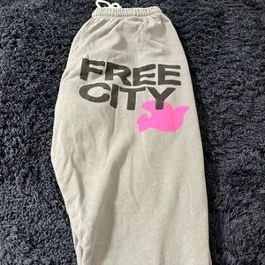 Gray free city sweatpants
